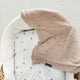 Lullalove Opengewerkt babydeken 80x100 cm madeliefje karamel beige